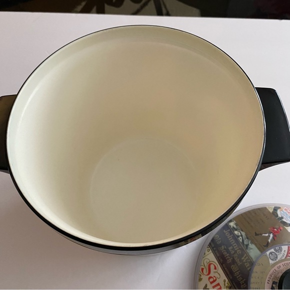 1950’s vintage ice bucket with liquor label collage. Preowned good condition - Picture 7 of 8